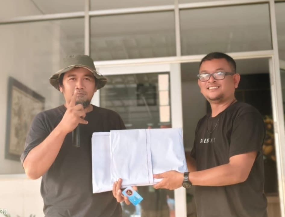 Sekretaris Relawan Presidium Jimat Aku Mulai menyerahkan Baligho pada Team Relawan Dari Dapil 1-7