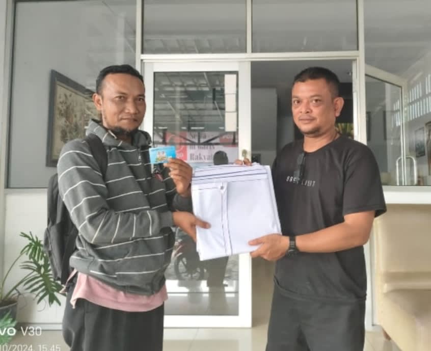 Sekretaris Relawan Presidium Jimat Aku Mulai menyerahkan Baligho pada Team Relawan Dari Dapil 1-7