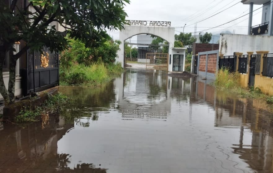 Diduga Dampak dari Pembangunan Jalan KH Anwar Musaddad, Depan Perum Pesona Cipanas Banjir