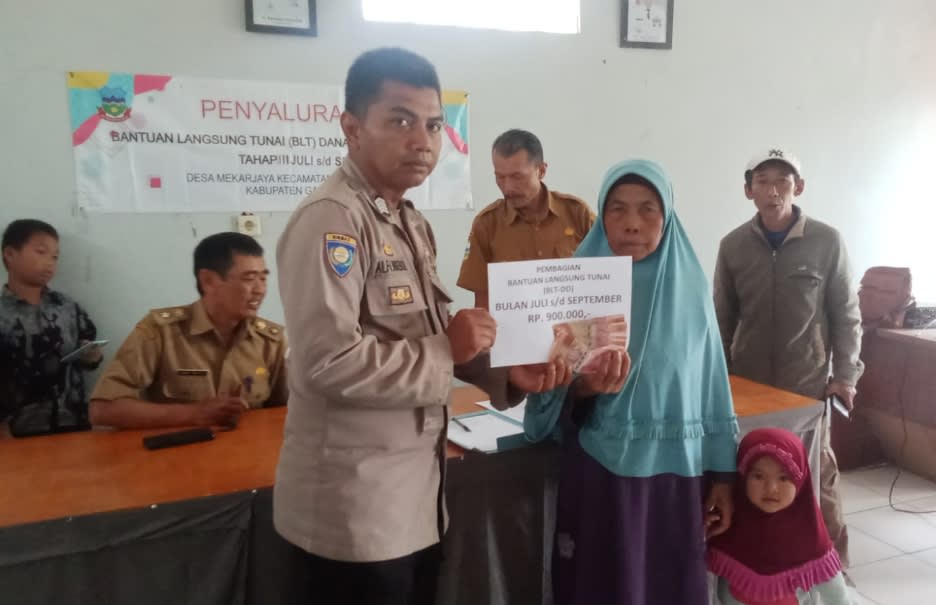 Pemerintah desa Mekarjaya kecamatan Sukaresmi kabupaten Garut salurkan BLT DD kepada 43 KPM