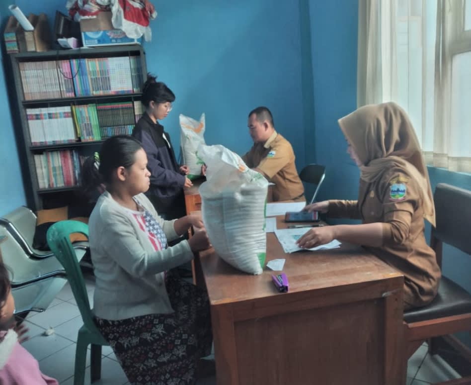 Penyaluran Beras 10 kg Desa Langensari Kecamatan Tarogong Kaler Tersalurkan