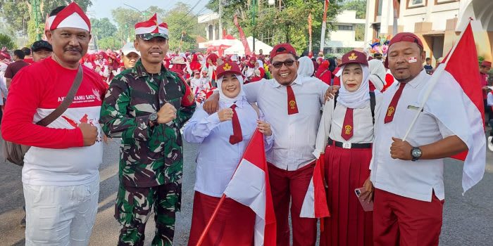 Kades Legon Kulon ikuti upacara kirab merah putih memakai kostum exsentrik baju seragam SD