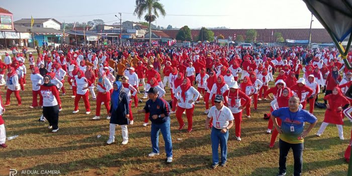 Alun-alun Kecamatan Kasomalang Menjadi Lautan Merah Putih Dalam Gelaran Gebyar Senam Dan Gerak Jalan Santai Yang Di Inisiasi PGRI Cabang Kecamatan Kasomalang