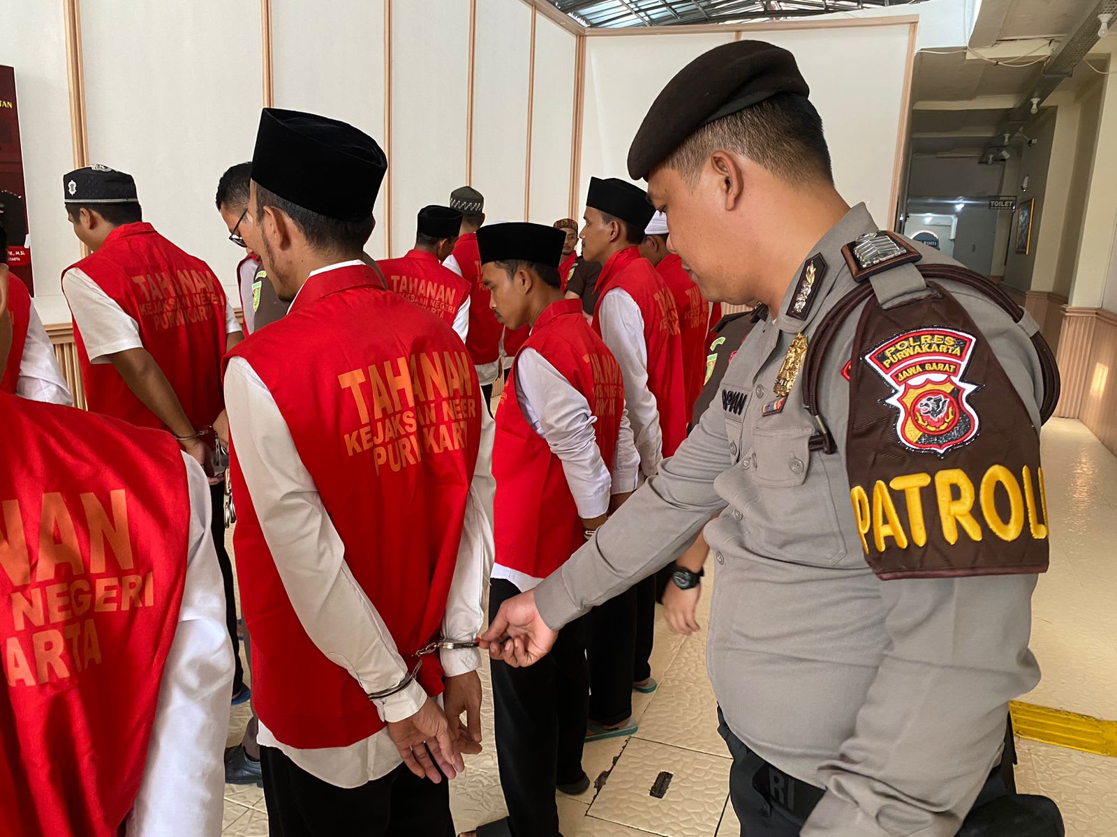 Sat Samapta Polres Purwakarta Lakukan Pengawalan Tahanan Dari Lapas Ke Pengadilan