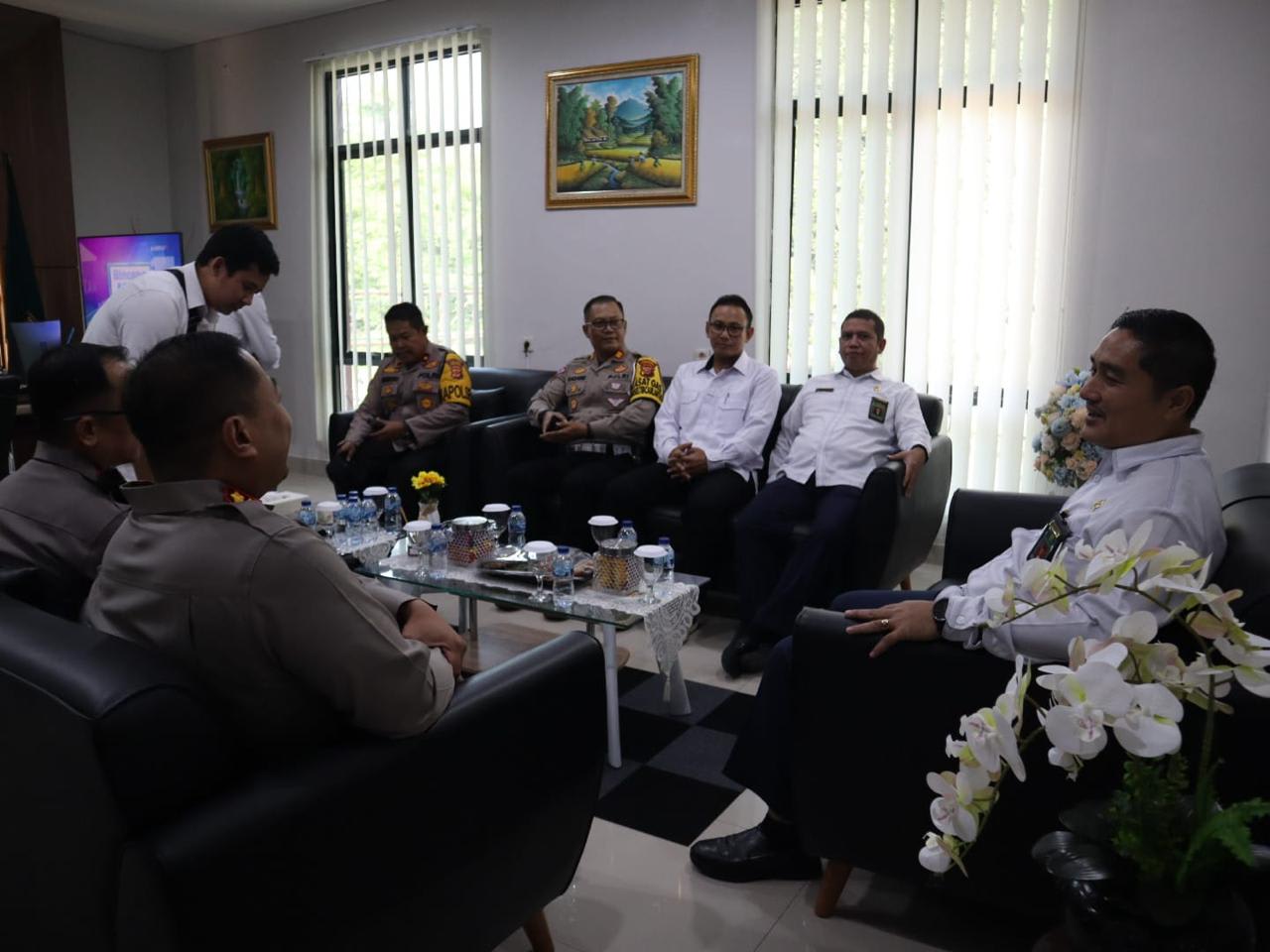 Kapolres Purwakarta Jalin Silaturahmi Bersama Ketua Pengadilan Negeri