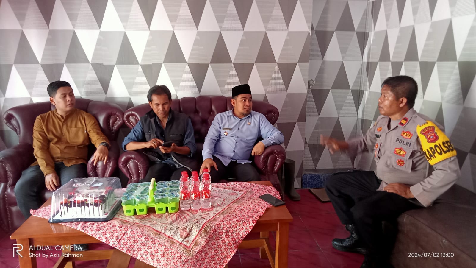 Camat Cisalak Di Dampingi Kasi Trantib Kunjungi Mako Polsek Cisalak Berikan Ucapan Selamat Hari Bhayangkara Ke-78 2024
