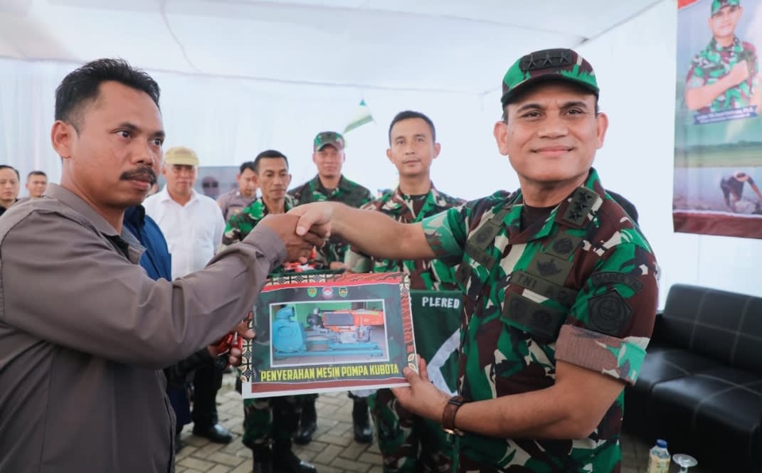 Kegiatan penyerahan pompa air dari Universitas Pertahanan RI kepada petani di wilayah Kodim 0619/Purwakarta