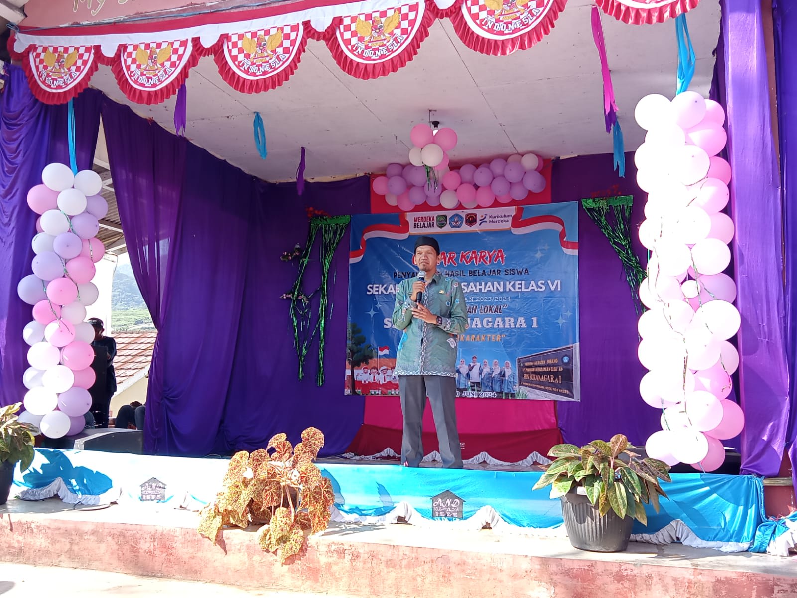 Tampilan Seni Budaya Daerah Dan Bazar Meriahkan Pelepasan Siswa-siswi Kelas VI SDN Bukanagara I Kecamatan Cisalak