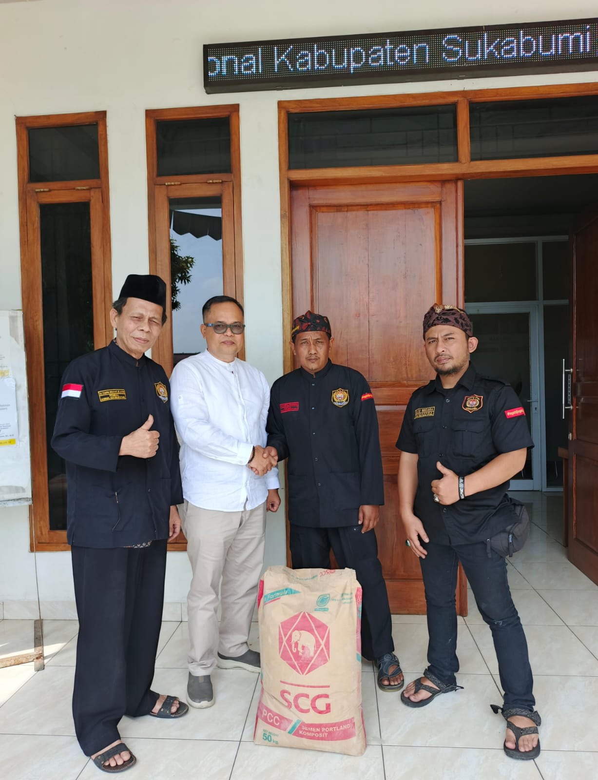 PAGUYUBAN JAMPANG TANDANG Serahkan Bantuan Untuk Pembangunan Klinik BEBEZA Baznas Kab. Sukabumi