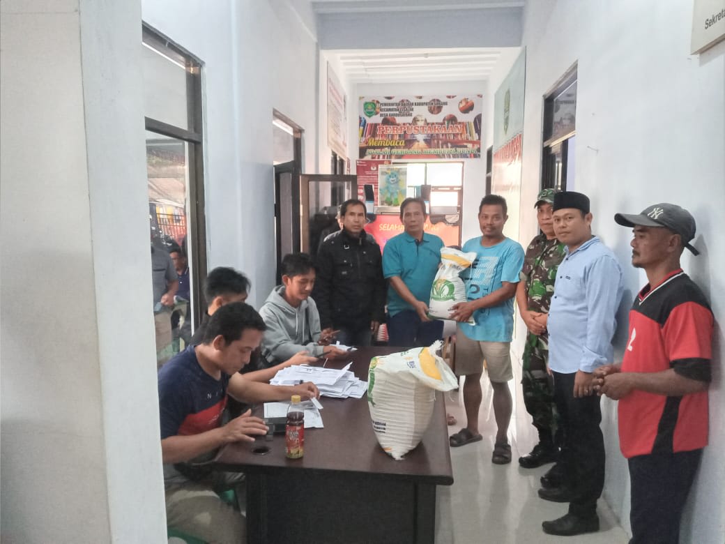 Kasi Trantib Kecamatan Cisalak Laksanakan Monitoring Pembagian Beras Bansos Di Desa Gardusayang