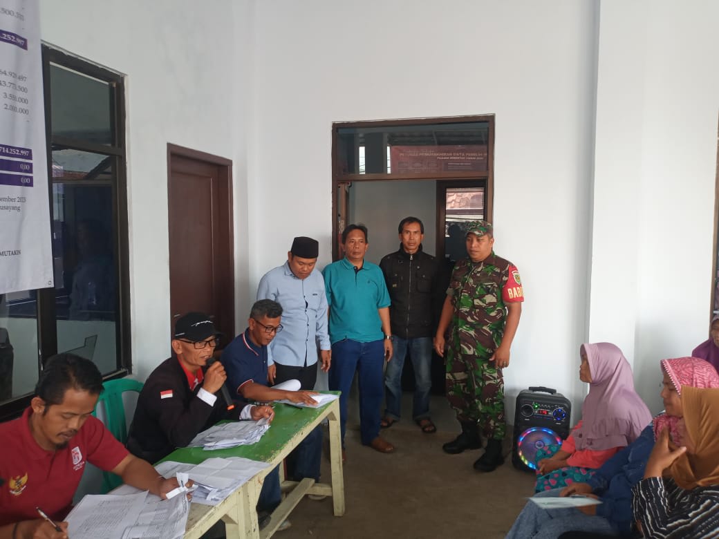 Kasi Trantib Kecamatan Cisalak Laksanakan Monitoring Pembagian Beras Bansos Di Desa Gardusayang