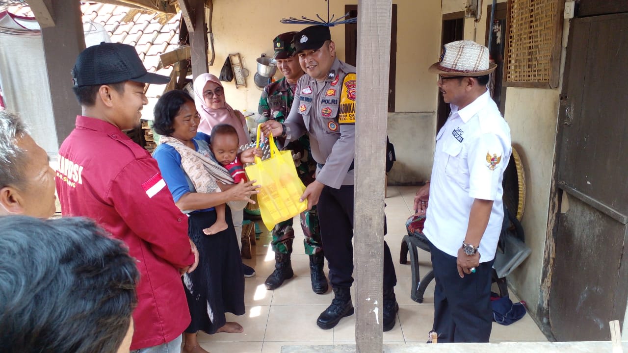 Bhabinkamtibmas Desa Darmaga Laksanakan Program Bapak Asuh Anak Stunting (BAAS)