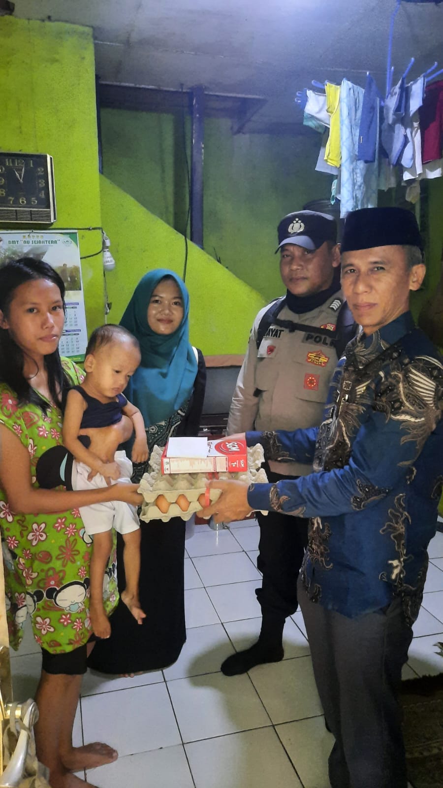Babinkamtibmas Dan Kepala Desa Cisalak Laksanakan Program Bapak Asuh Anak Stunting