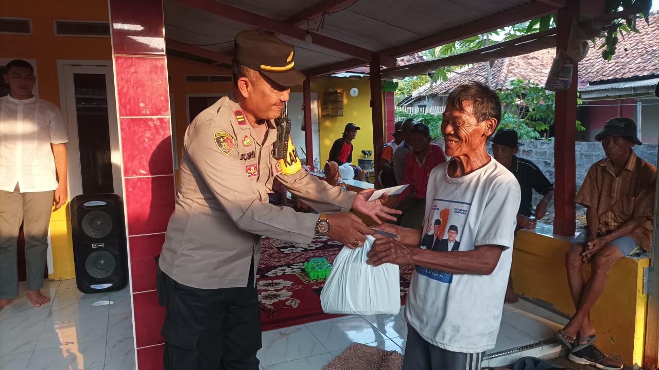 Kapolsek Legonkulon Polres Subang melaksnakan bhakti sosial dalam program Jumat berkah