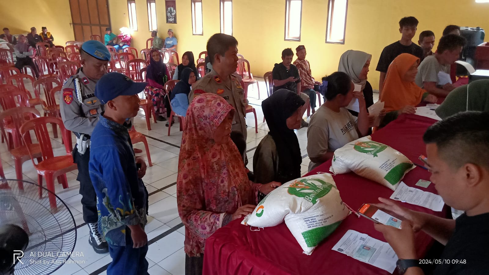 Kapolsek Cisalak Monitoring Pendistribusian Beras Ketahanan Pangan Dari Kemensos Di Desa Cimanggu