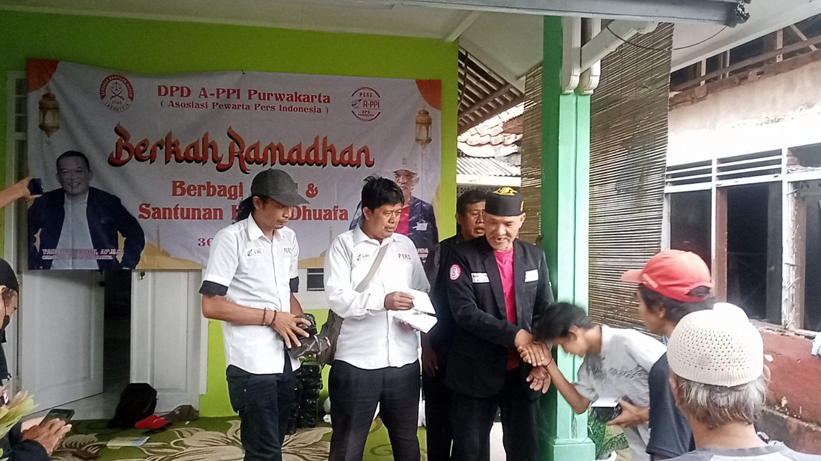 Rhamadon berkah H Yadi Rusmayadi AP.M.SI. Bersama DPD A-PPI Purwakarta santuni kaum Duafa dan Yatim bagikan Takjil