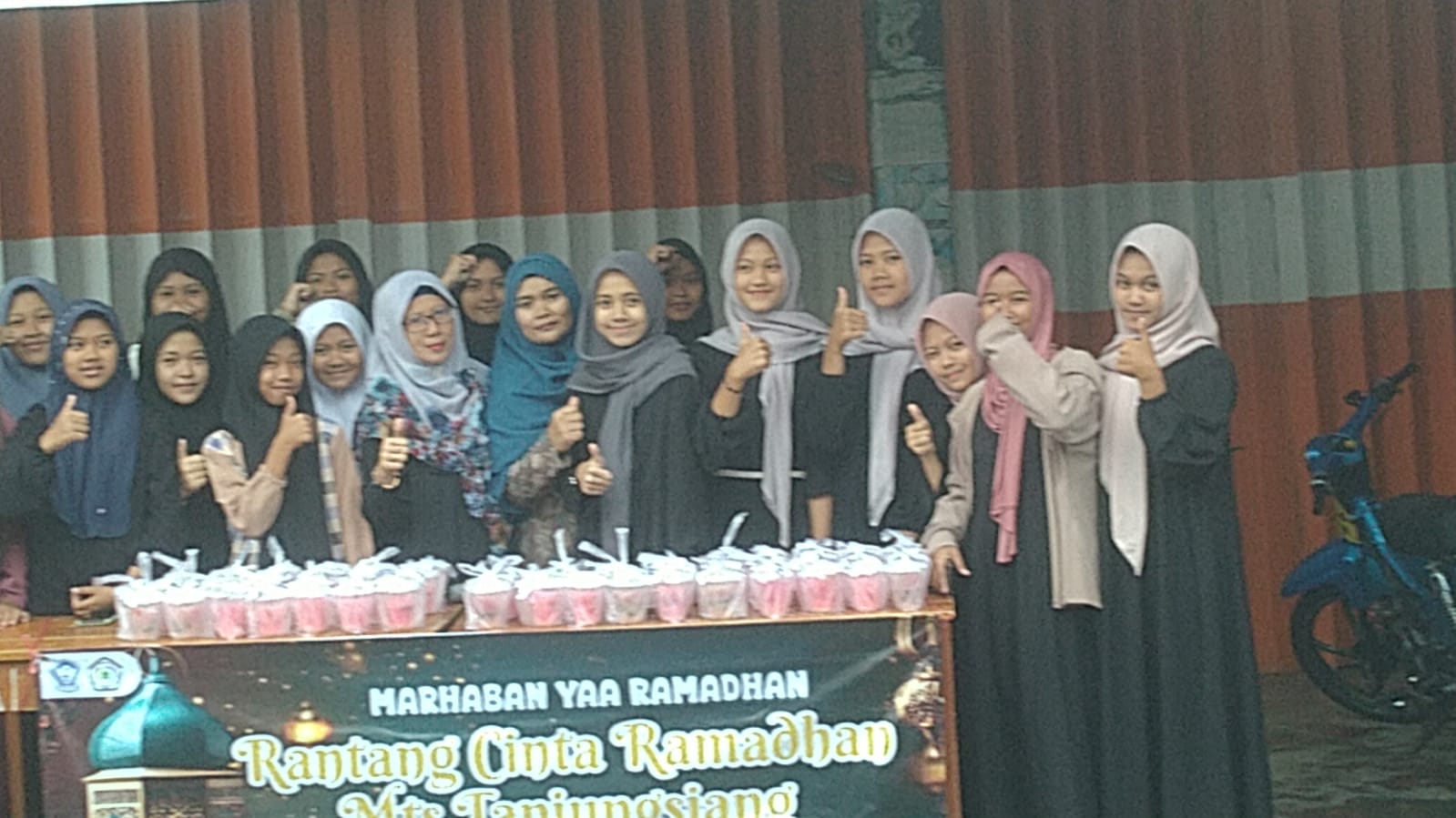 Siswa-siswi MTsN Tanjungsiang Berbagi Ta'jil Pada Masyarakat Yang Lagi Ngabuburit