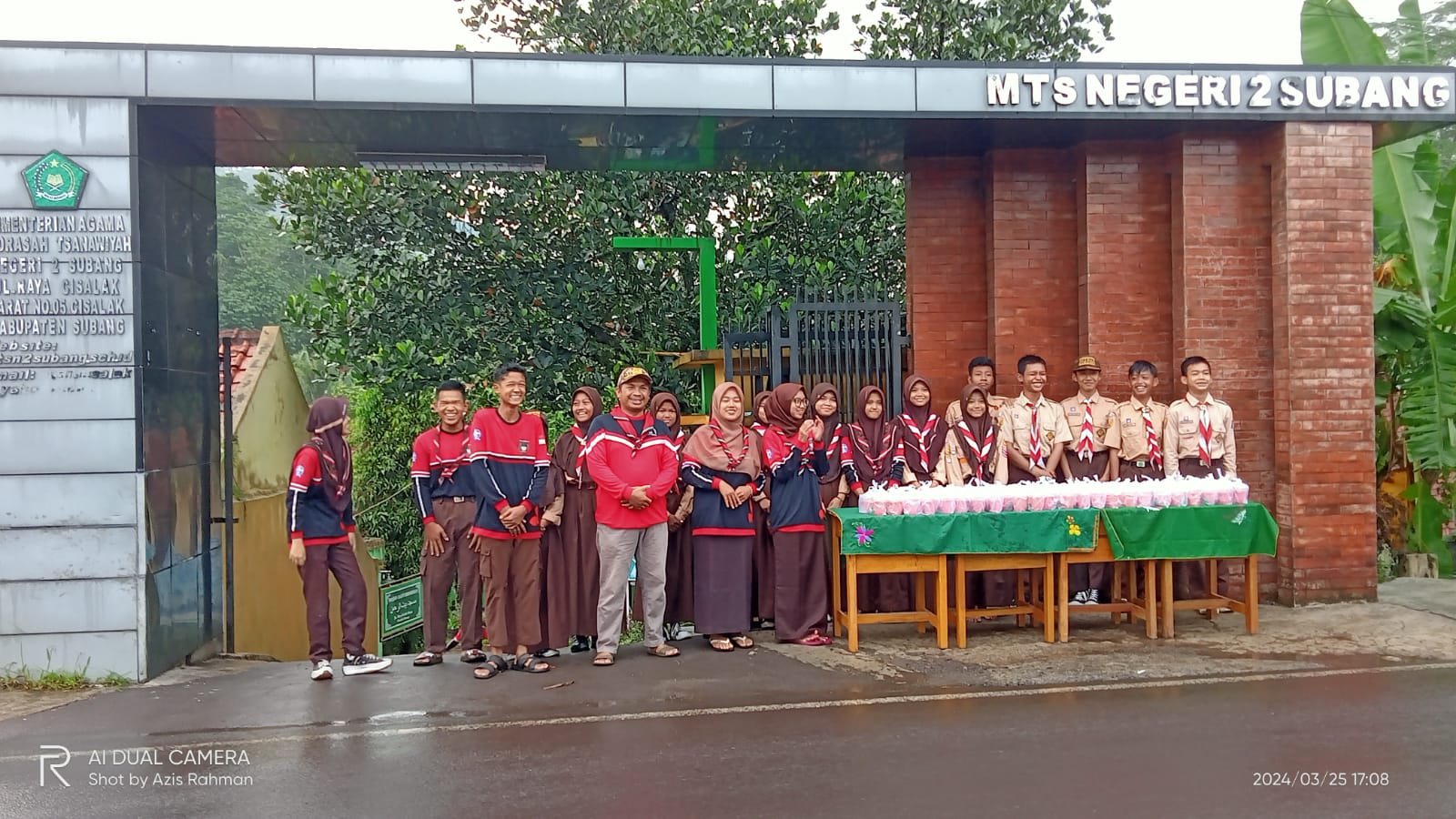 Keluarga Besar MTsN 2 Subang Kecamatan Cisalak Berbagi Ta’jil Pada Masyarakat dan Para Pengguna Jalan