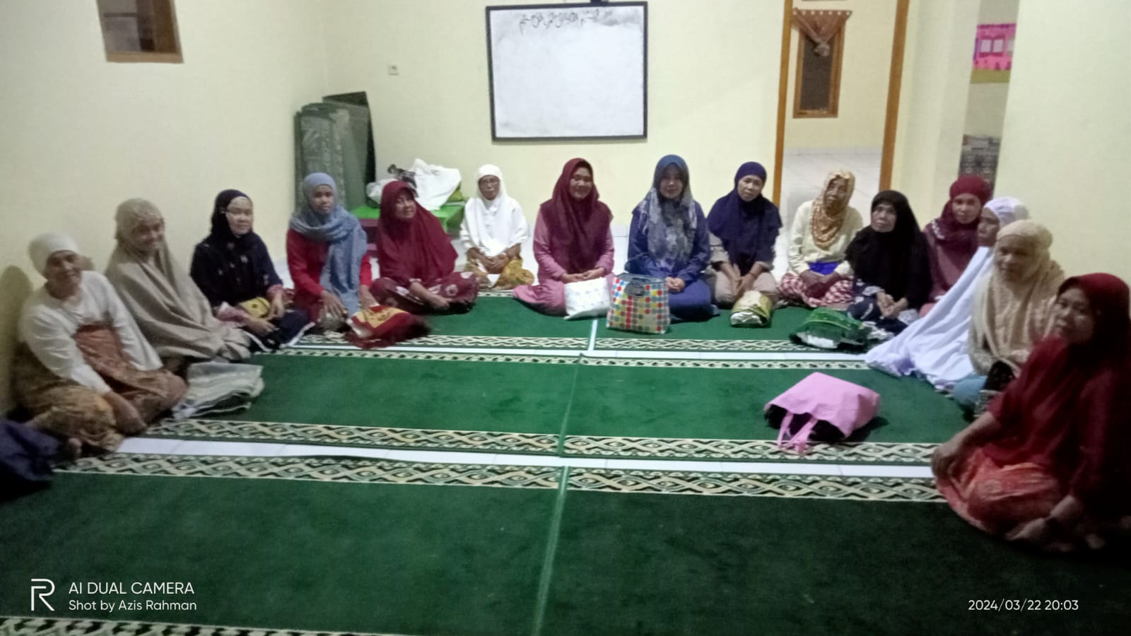 Ketua TP PKK Kecamatan Cisalak Laksanakan Tarawih Keliling Bersama Porkopincam Cisalak Di Desa Mayang