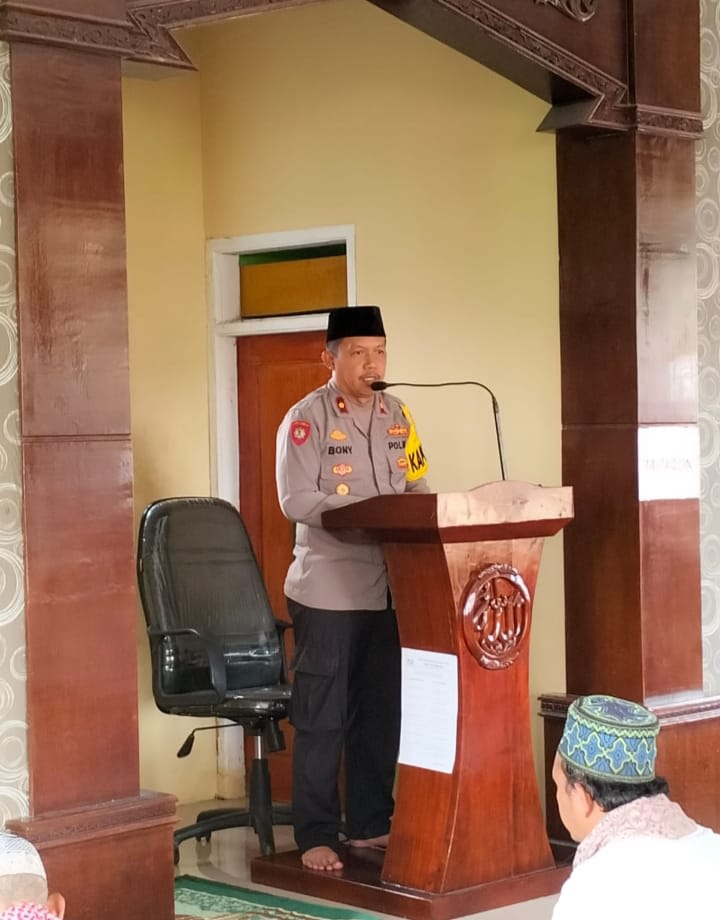 Kapolsek Jalancagak Himbauan Terkait Larangan Perang Sarung Dalam Jum'at Curhat di Masjid Jami Nurul Iman Rt 08 Rw 02 Kp. Balekambang Desa Tambakan Kec. Jalancagak
