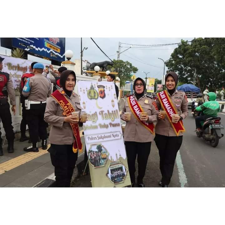 Polri Berbagi, Polisi di Sukabumi Bagi-bagi Takjil
