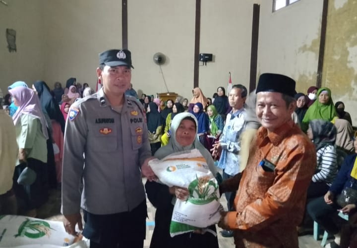 Sekitar 476 Karung Beras Bantuan Ketahanan Pangan Di Distribusikan Di Desa Sukakerti
