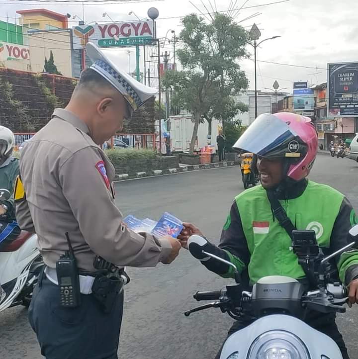 Tingkatkan Disiplin Berlalulintas, Polisi di Sukabumi Sebar Brosur Kamseltibcarlantas
