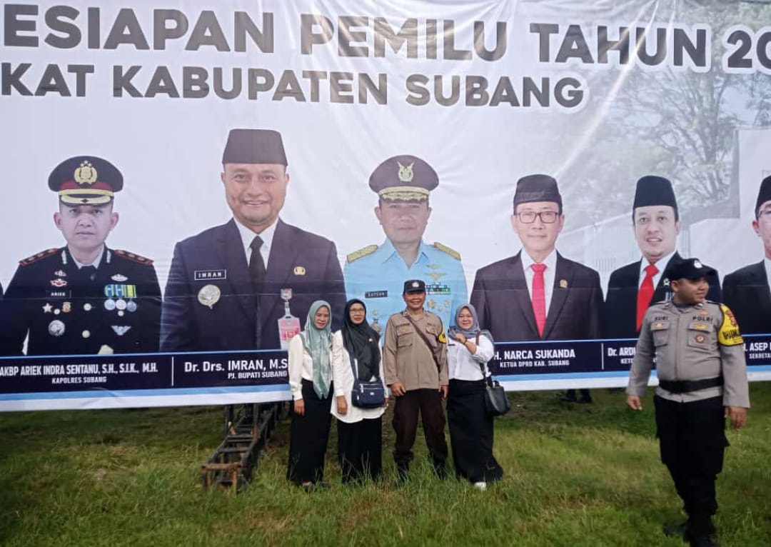 3 Srikandi Kades Kecamatan Binong mengikuti Apel Kesiapan Pemilu Di Lapang Alun-alun Kab. Subang