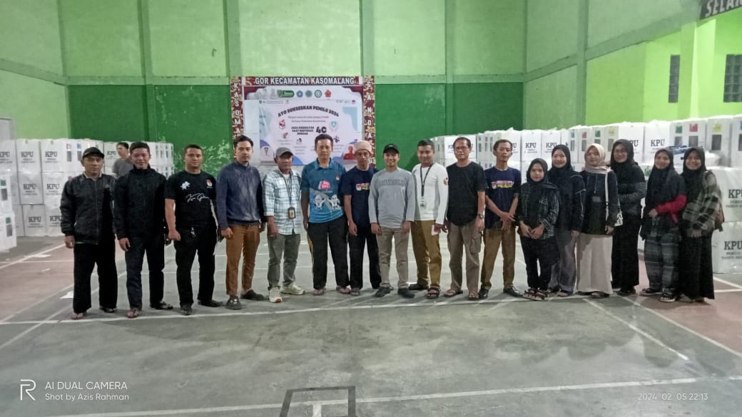 Pendistribusian Logistik Pemilu 2024 diterima PPK dan Panwacam Kec. Kasomalang didampingi Porkopicam beelokasi Di Gor Gandang
