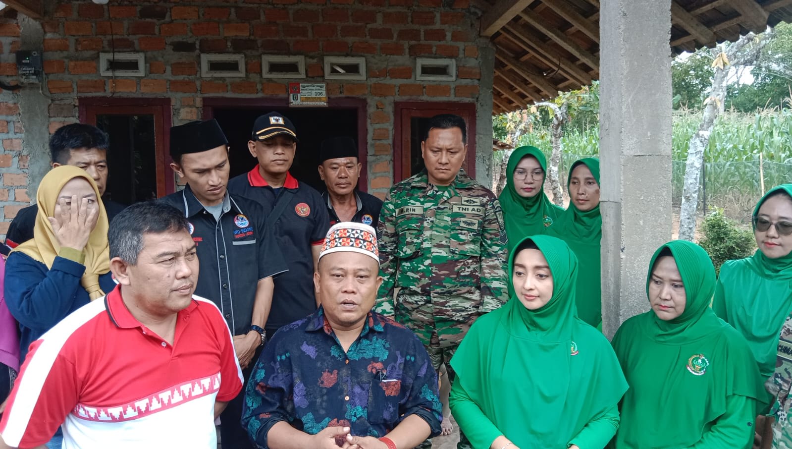 DPD Iwo Indonesia Pringsewu Bersama Dandim 0424 Tanggamus Berserta Persit Berbagi Jum’at Berkah Dipekon Fajar Baru