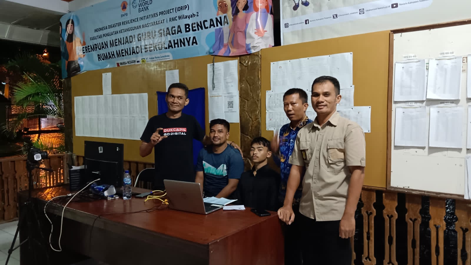 DISDUKCAPIL KAB.SUKABUMI PEMBUATAN KTP ELEKTRONIK PADA MALAM HARI SERENTAK DI LIMA KELURAHAN