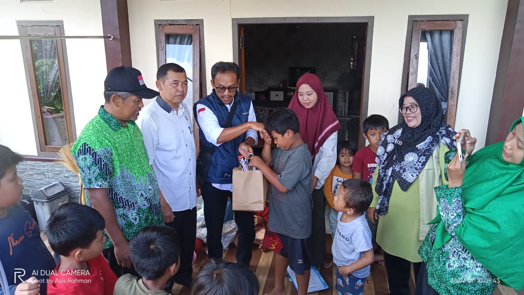Korwil Pendidikan Dan PGRI Cabang Kecamatan Cisalak Distribusikan Bantuan Sembako Dan Kelengkapan Sekolah Untuk siswa-siswi Yang Terdampak Longsor Cipondok Desa Pasanggrahan