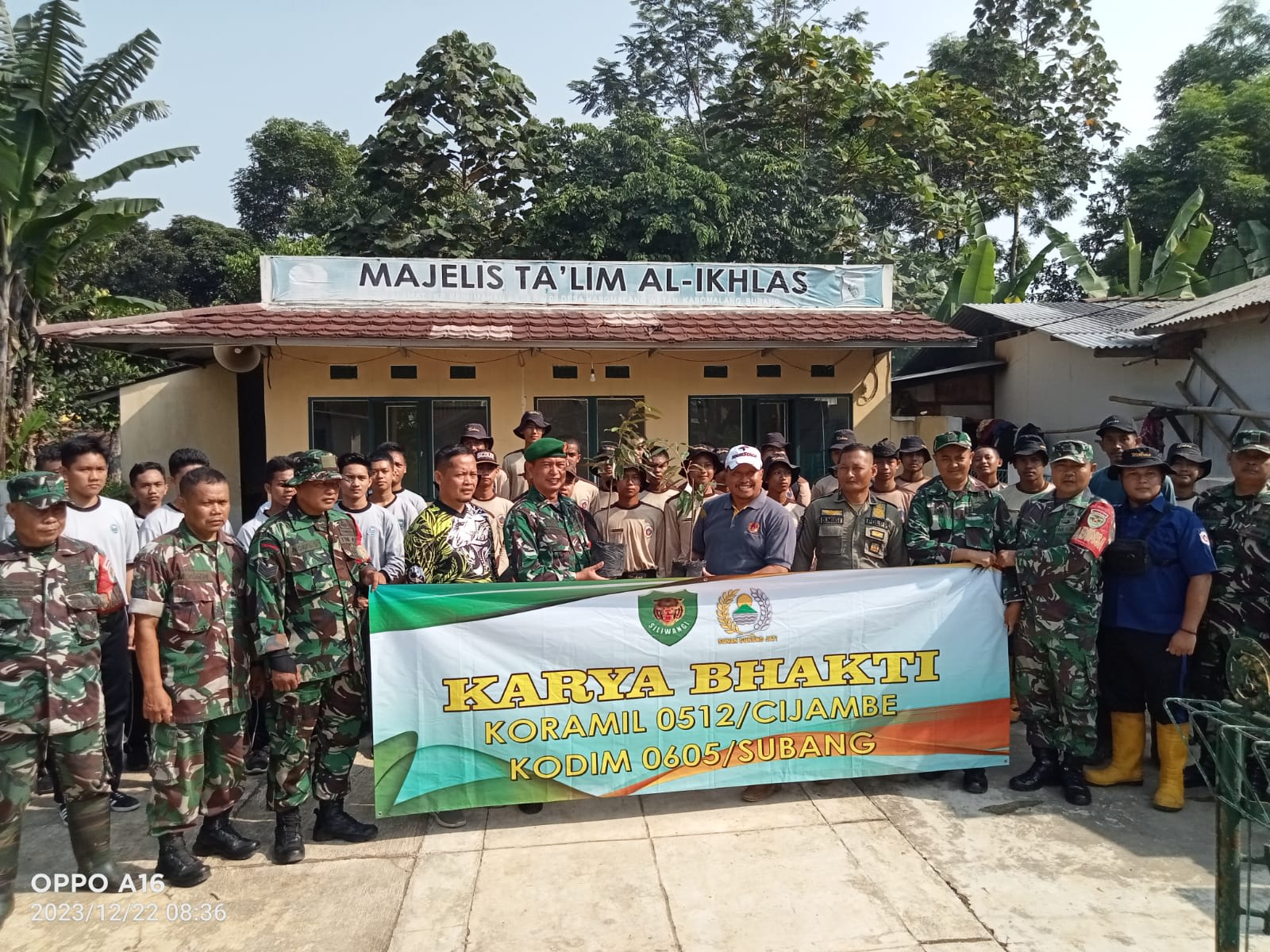 Koramil 0512/Cijambe Kodim 0605/Subang Bersama Camat Kasomalang Laksanakan Karya Bhakti Di Pasar Kasomalang