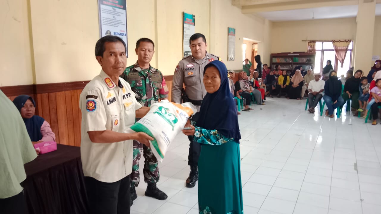 Kasie Trantib Kecamatan Cisalak Monitoring Keamanan Pembagian Beras Di Desa Cisalak Dan Desa Darmaga