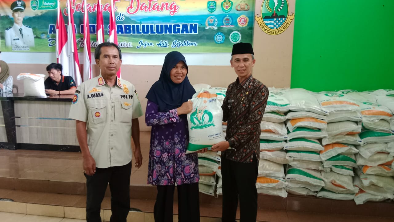 Kasie Trantib Kecamatan Cisalak Monitoring Keamanan Pembagian Beras Di Desa Cisalak Dan Desa Darmaga