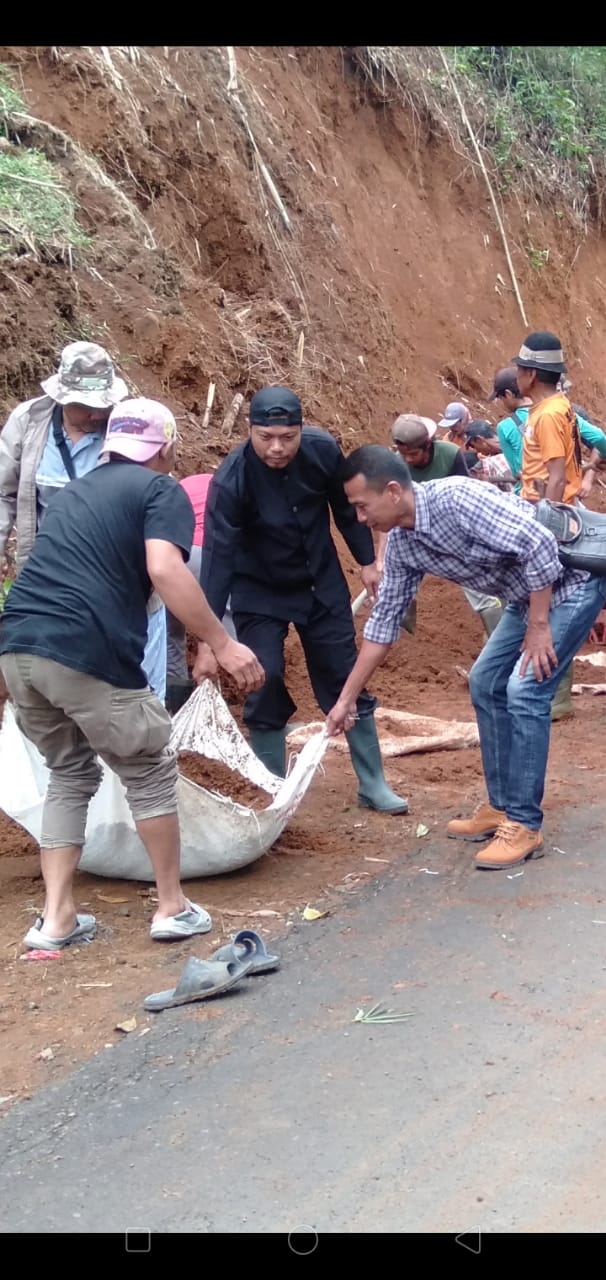 Pemdes Sagalaherang Kaler Melaksanakan Kerja Bakti Gotong Royong Di jalan Curug Agung Ber Sama Unsur Kecamatan