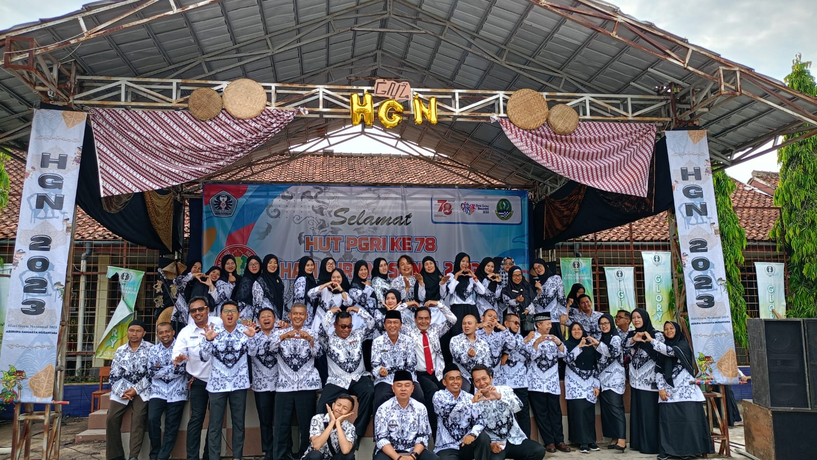 MEMPERINGATI HARI GURU NASIONAL DAN BAZAR P5 SMANLI NGAHIJI MENJAGA BUDAYA SUNDA DAN UPACARA HGN