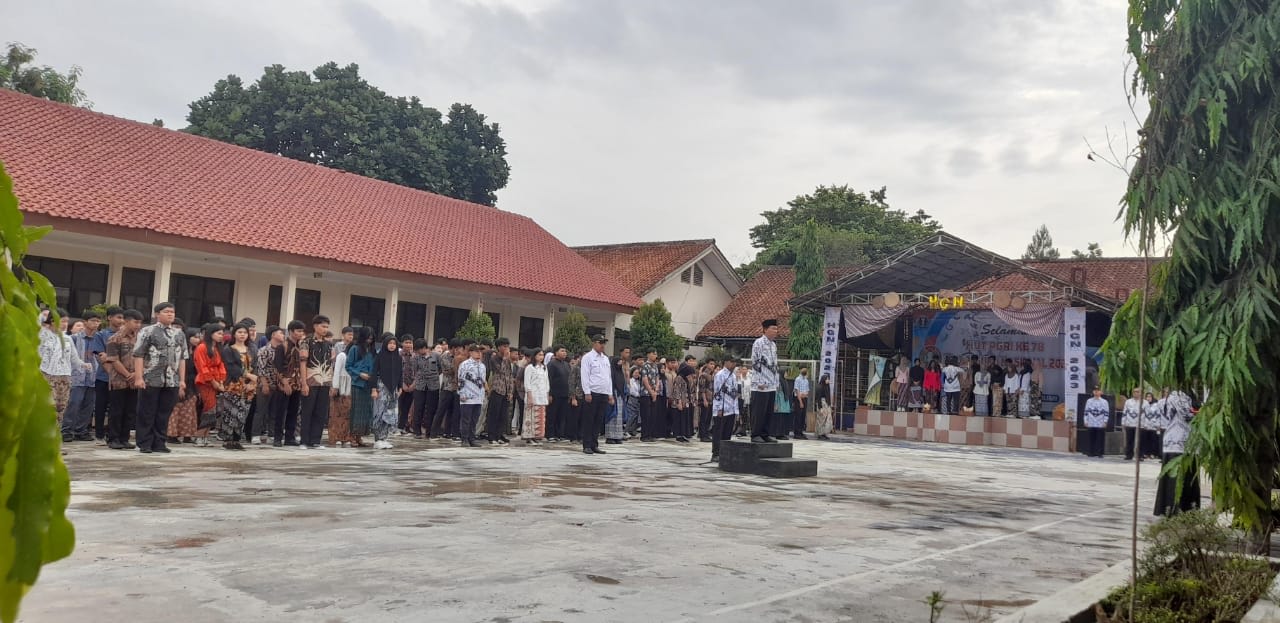 MEMPERINGATI HARI GURU NASIONAL DAN BAZAR P5 SMANLI NGAHIJI MENJAGA BUDAYA SUNDA DAN UPACARA HGN