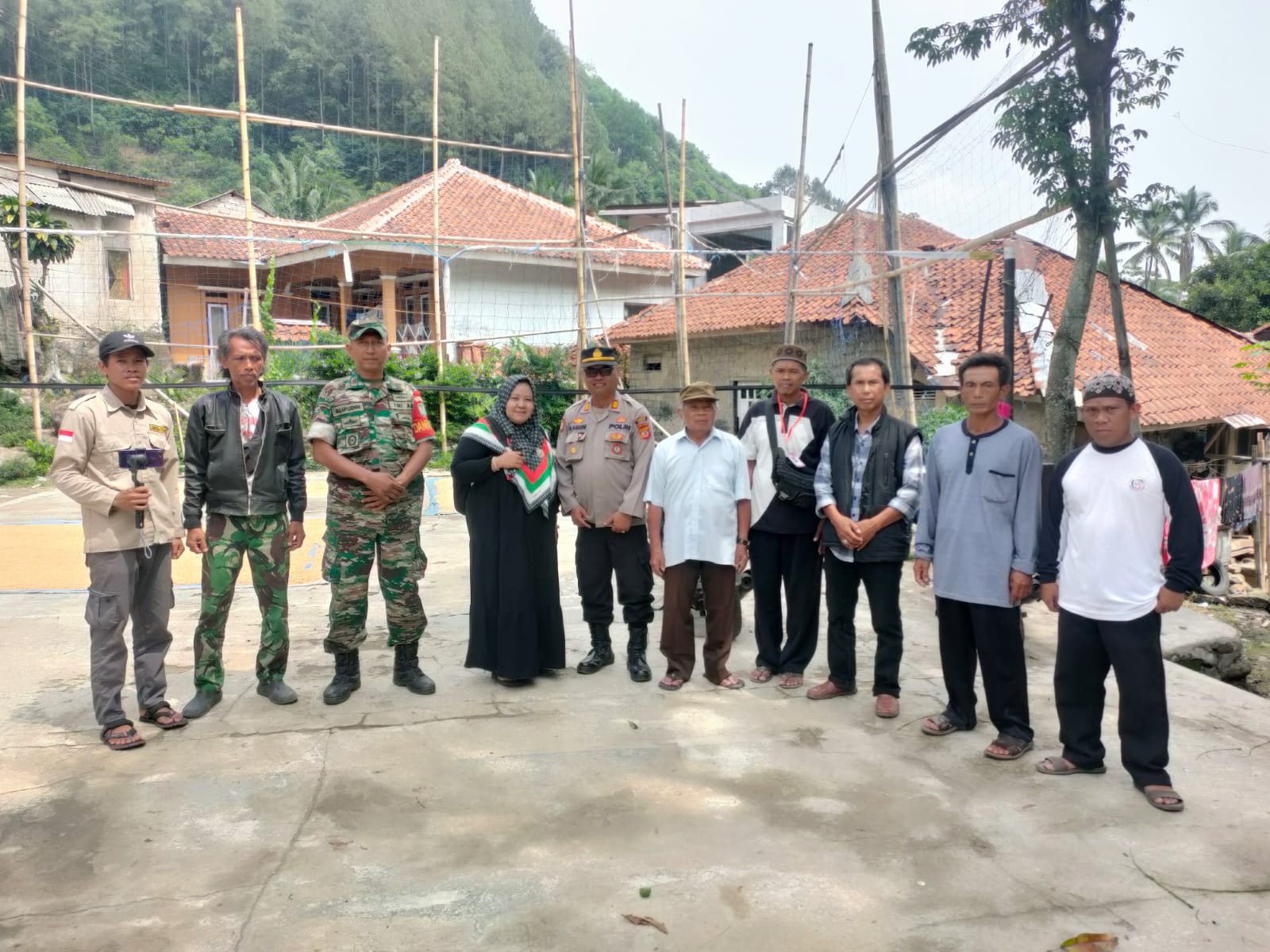 Kapolsek Cisalak Bersama Danramil 0505 CSL-TJS Laksanakan Giat Monitoring Logistik dan Lokasi Pilkades Desa Mayang
