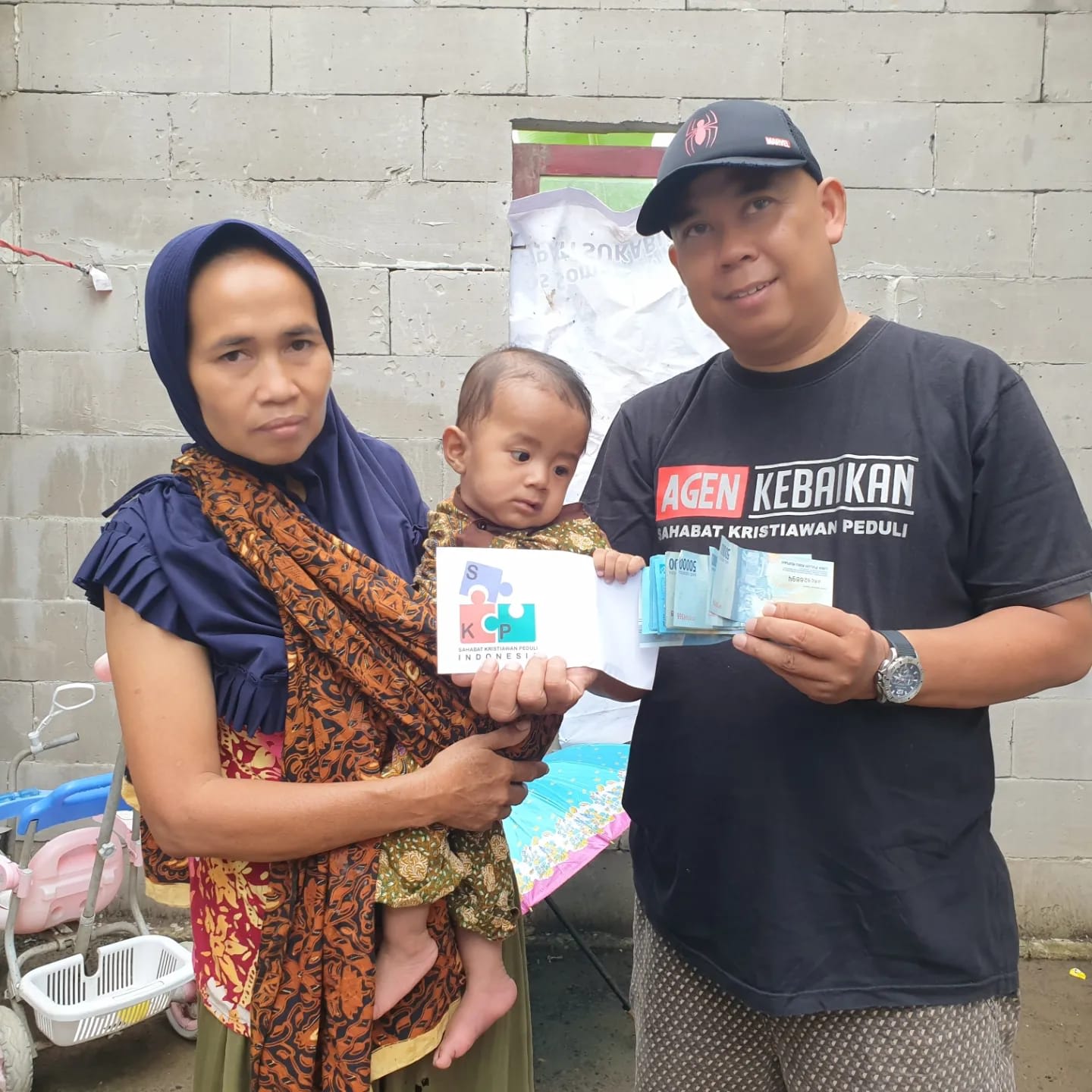 SEPASANG SUAMI ISTERI BERTIMPAT TINGAL TANPA ATAP DAN BERLANTAI TANAH