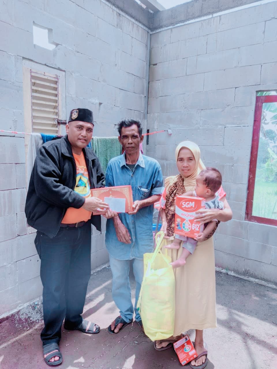 Gerakan Jum at Barokah Lsm Dampal Jurig Peduli Sesama Beri Bantuan Paket Sembako, Alat Solat,Susu & Perlengkapan Bayi Untuk Keluarga Kurang Mampu Merawat Anak Yatim-piatu Warga Limbangan Sukaraja Sukabumi ..