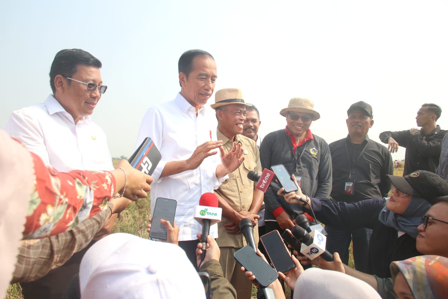 Kang Jimat Dampingi Presiden RI Laksanakan Panen Raya Padi di Kecamatan Ciasem