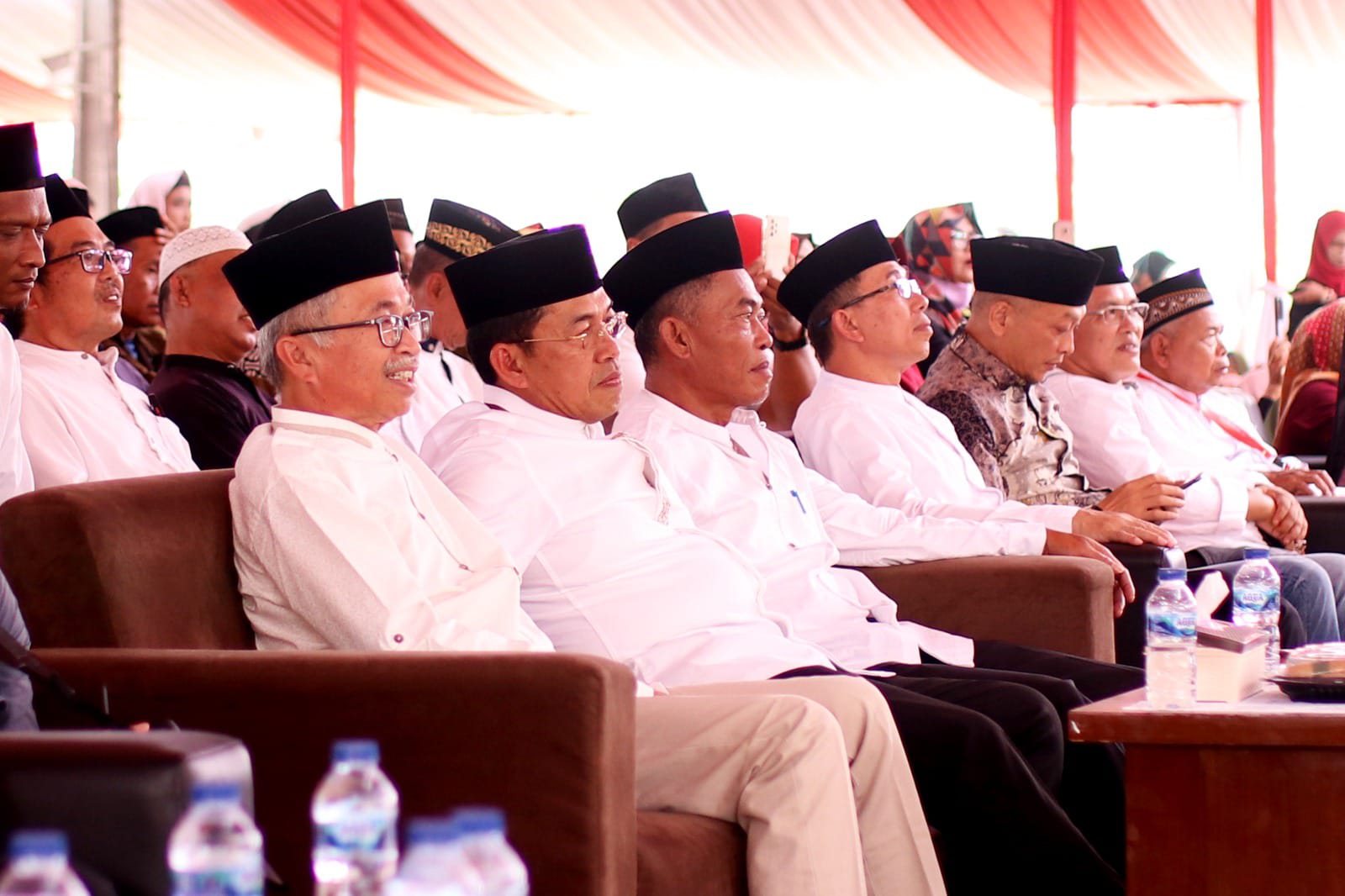 KANG JIMAT AJAK BANGUN SUBANG SECARA BERJAMAAH DALAM ACARA MAULID NABI DI CIPUNAGARA