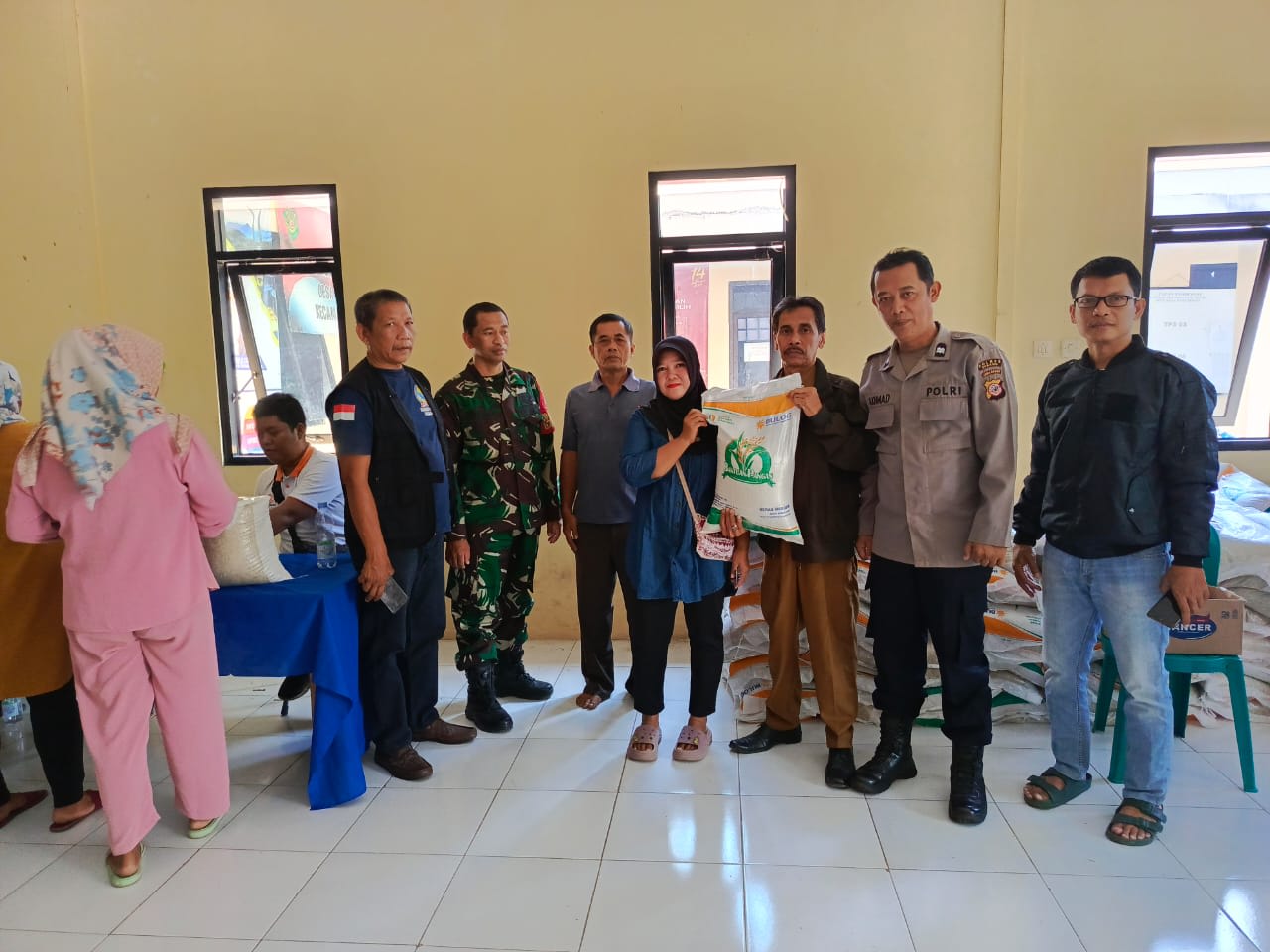 BERAS 10KG KEMBALI DITERIMA KPM BPNT DAN PKH DESA BANTARSARI KEC. CIJAMBE KAB. SUBANG