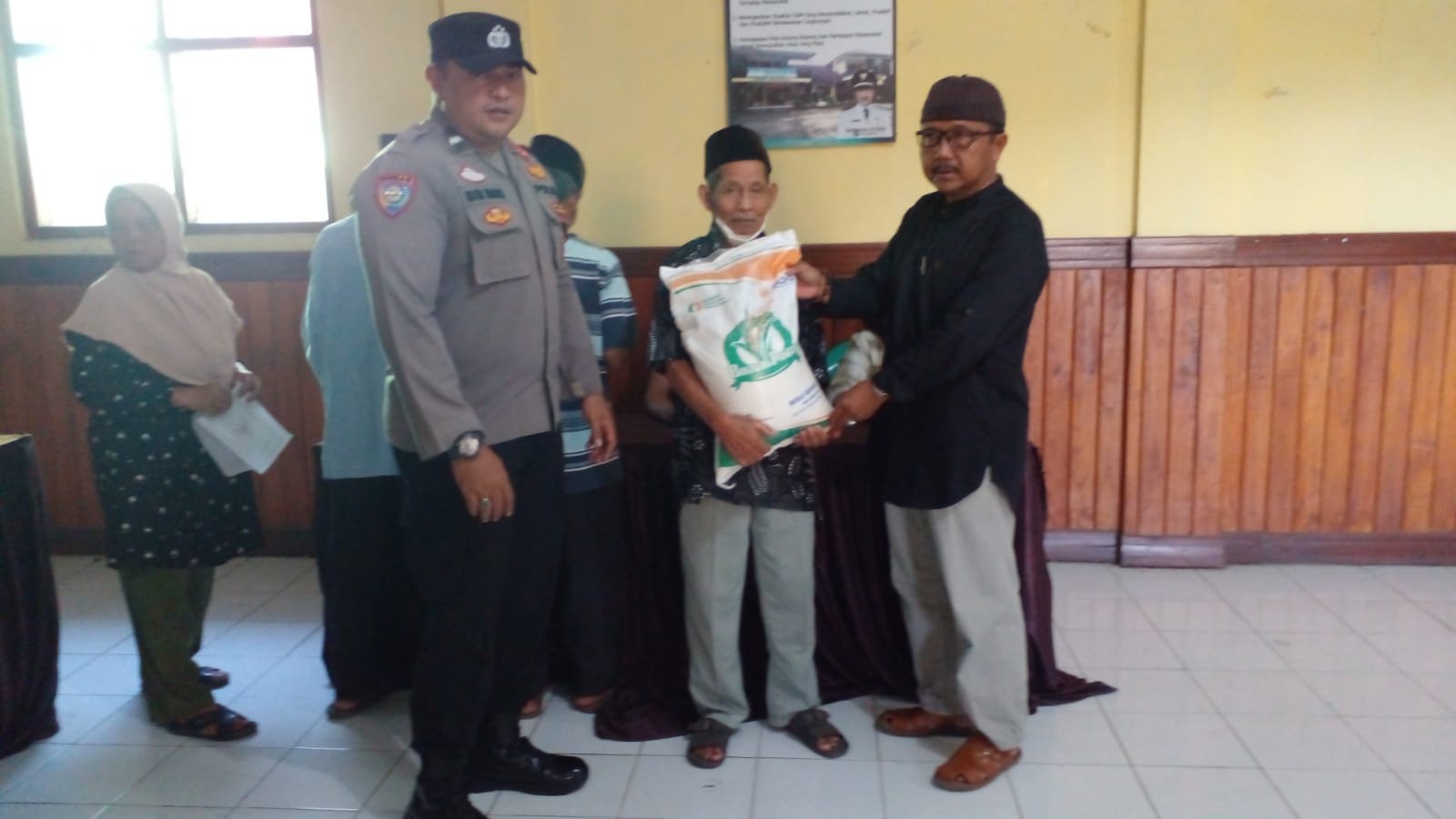 Pendistribusian Beras BPNT Dan PKH Desa Darmaga Berjalan Lancar