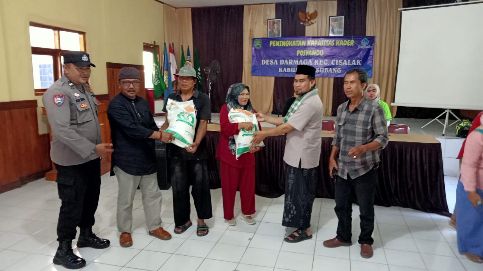 Pendistribusian Beras BPNT Dan PKH Desa Darmaga Berjalan Lancar