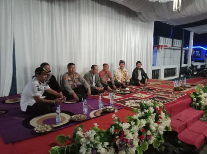 Kapolsek Tanjungsiang Polres Subang Iptu. Endang Pirtana Kerahkan Anggotanya Untuk Mengembangkan Jalannya Kegiatan Pagelaran Wayang Golek Di Desa Sirap