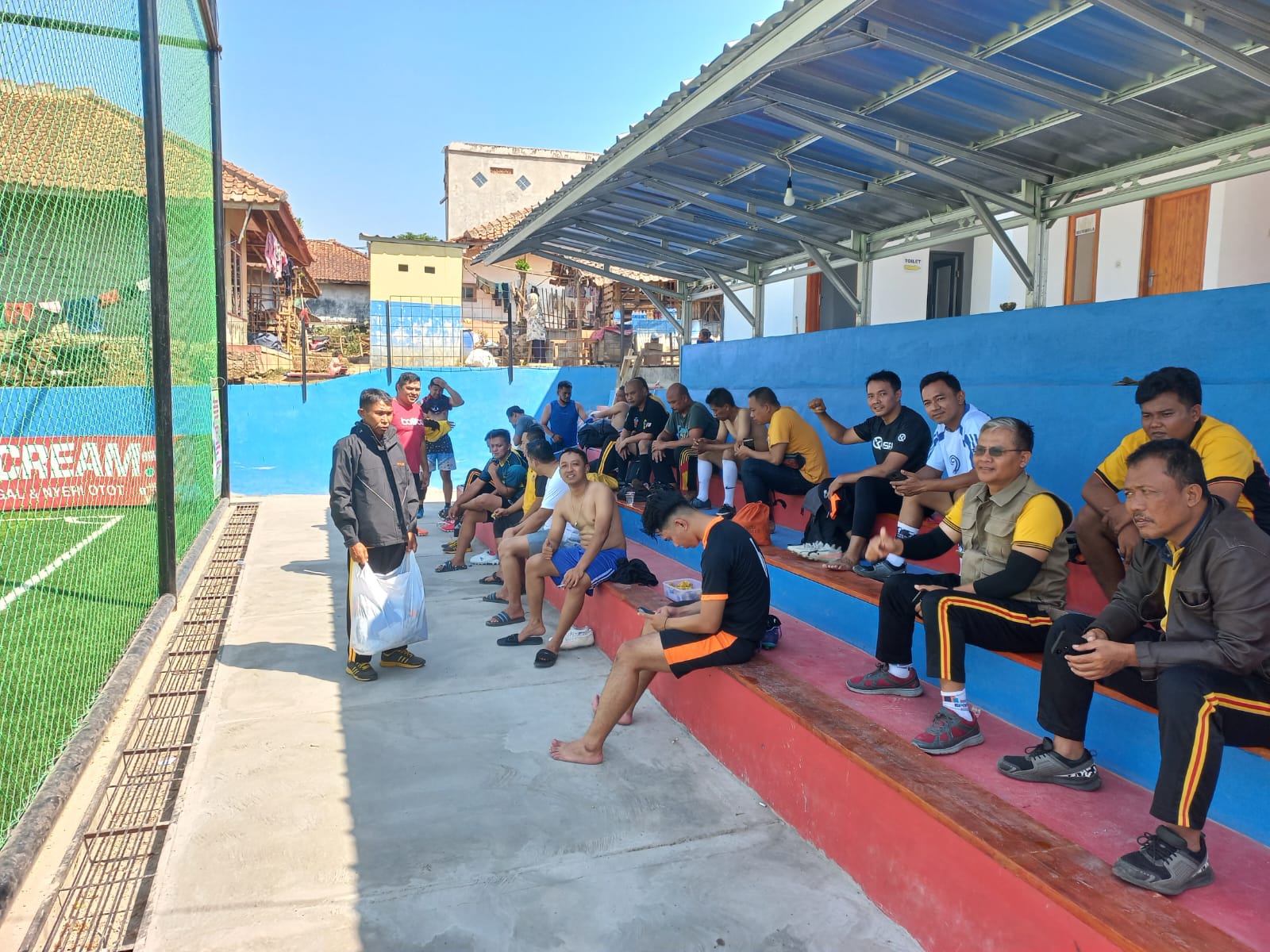 Ciptakan Sinergitas Antar Polsek Melalui Olahraga Mini Soccer Antara Polsek Cisalak Melawan Polsek Jalancagak