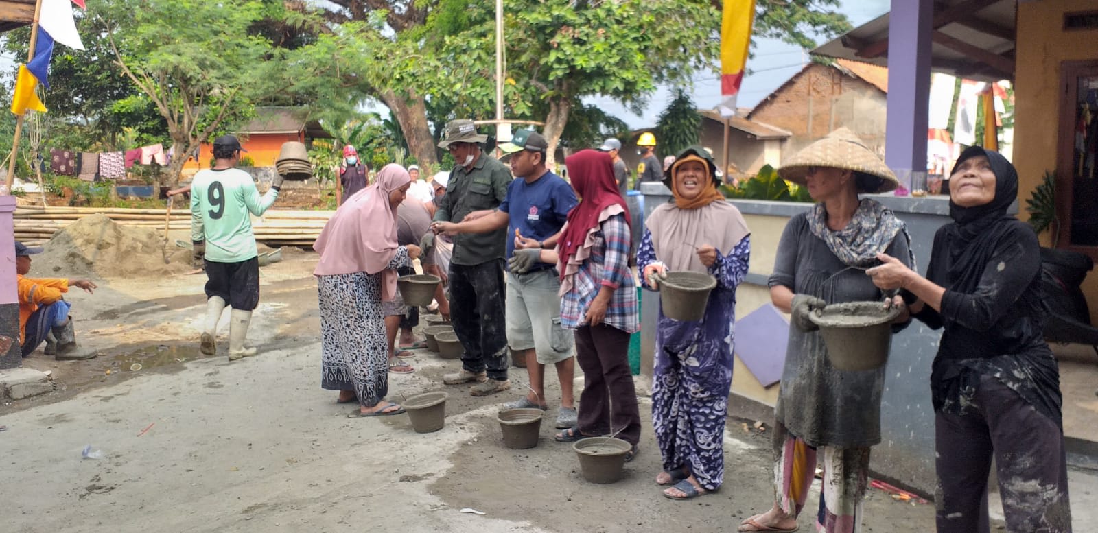 GOTONG ROYONG MASYARAKAT KP CIOMAS DESA WARUNG KADU KEC.PASAWAHAN PURWAKARTA