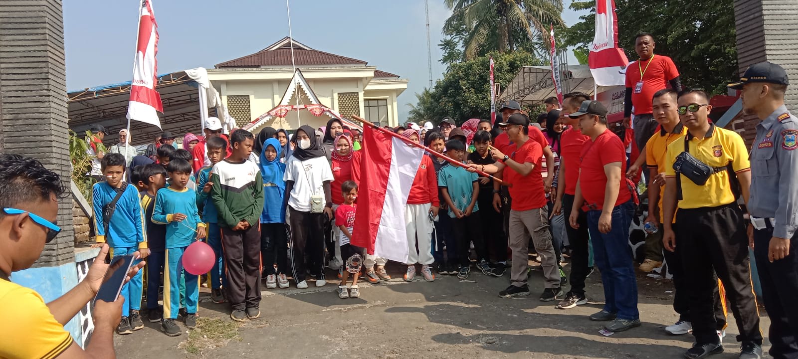 Camat Pamulihan H. Robiul Awaludin S.Sos. M.M, Melepas jalan sehat dalam rangka Meriahkan HUT RI Ke-78 tahun